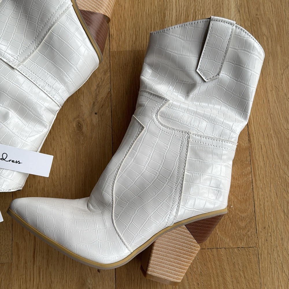 NWT Luxedress White Croc Embossed Western Ankle Boots Geometric Heel 39/8.5